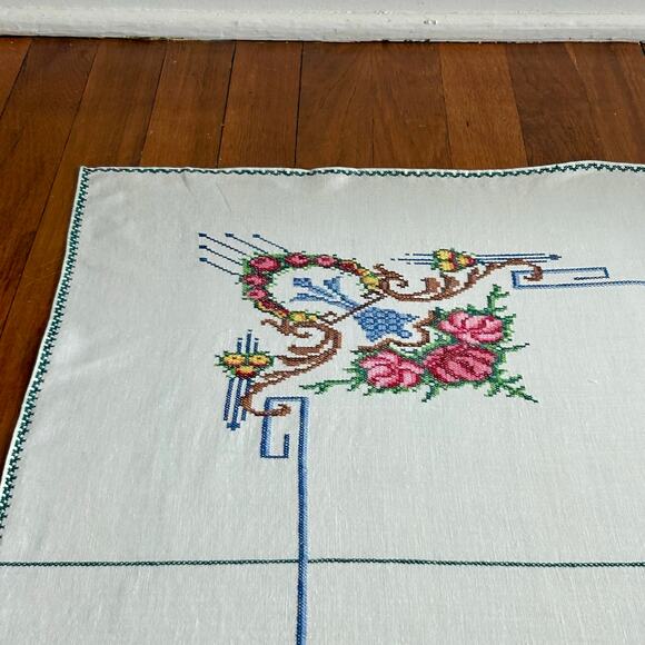 Vintage White Cotton Blend Embroidered Tablecloth with 4 Matching Napkins Floral - Picture 6 of 16